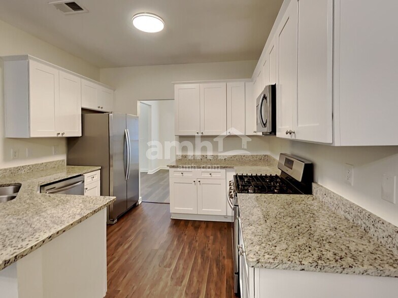 Building Photo - 3075 Kings Dr