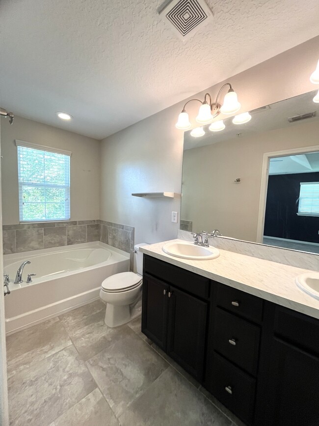 Building Photo - 677 Oak Lake Ln
