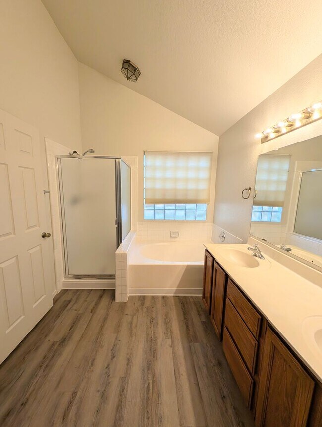 Building Photo - 2325 E Lakecrest Dr