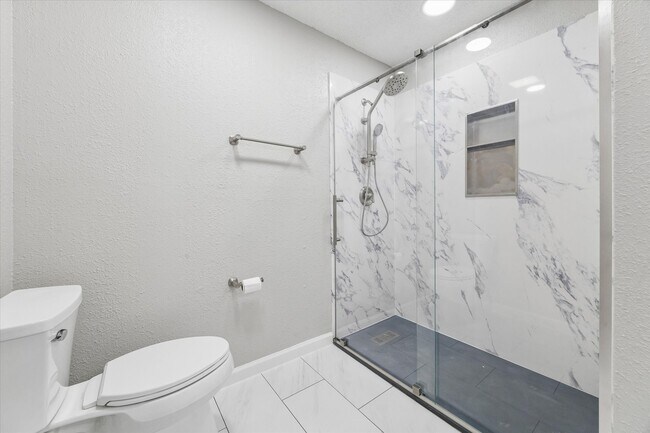 Building Photo - 995 Memorial Village Dr