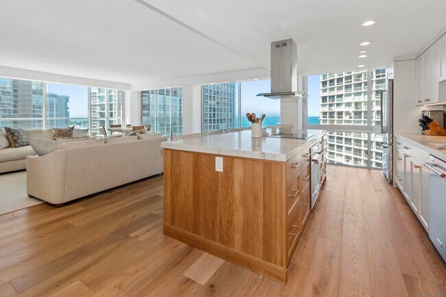 Building Photo - 1710 Avenida Del Mundo