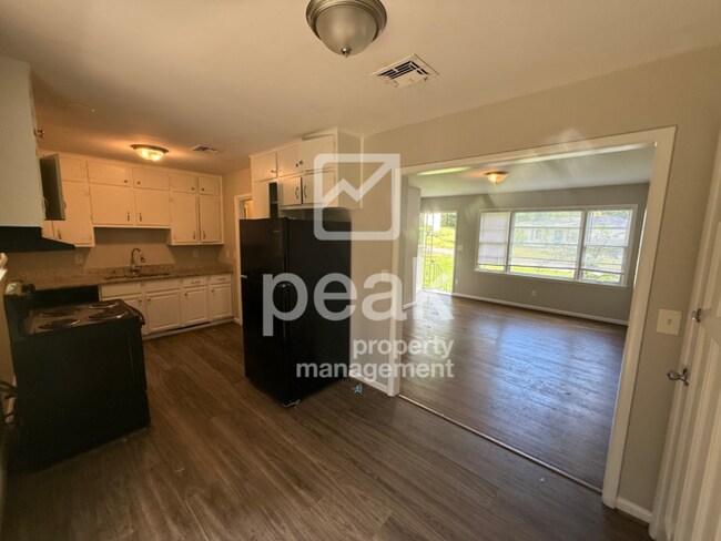Building Photo - $1,275! 3Bed/ 1.5 Bath House! Located just...