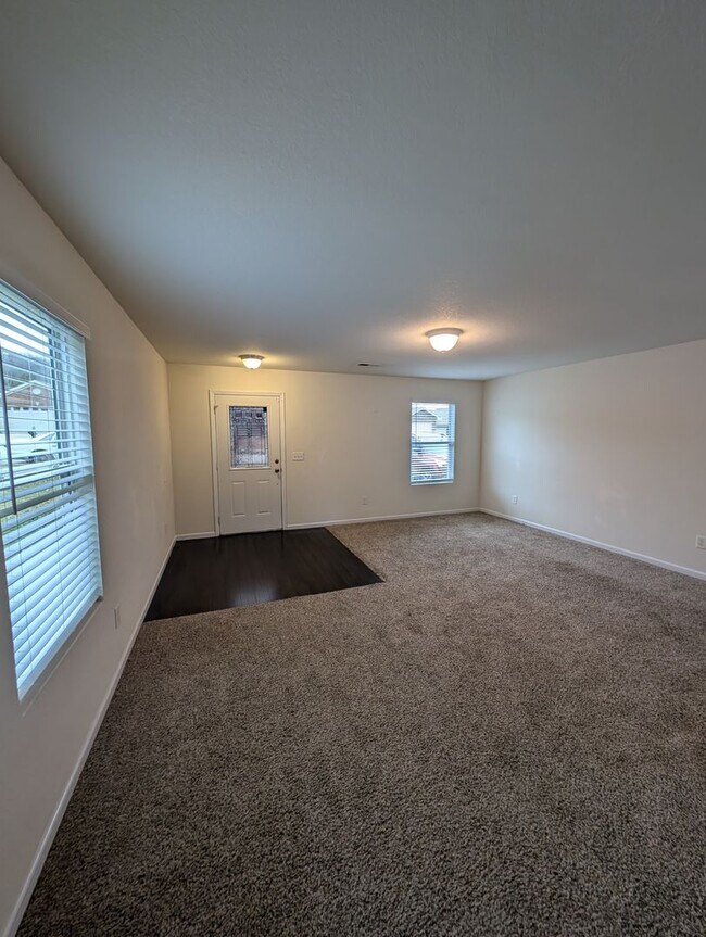 Building Photo - 204 Valleyside Dr NE