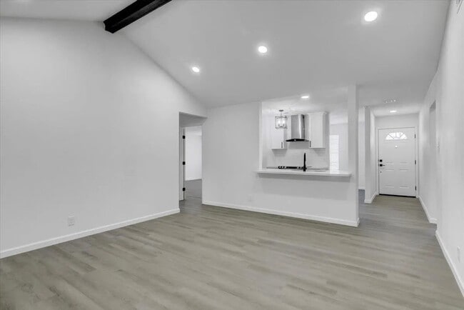 Building Photo - 108 Sparrow Way