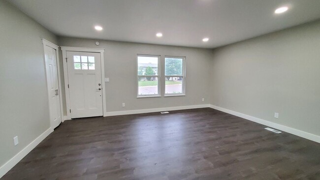 Building Photo - $1850 - 3BR/1BA Recently Updated House in ...