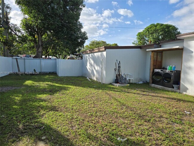 Building Photo - 1420 NW 116th St