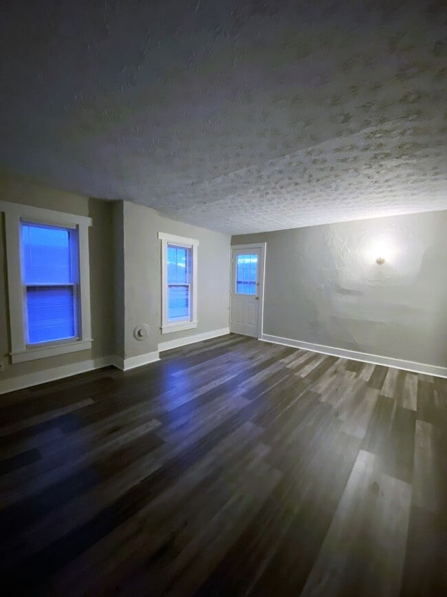 Building Photo - Cat Friendly 1 Bedroom Apartment with Move In Special!