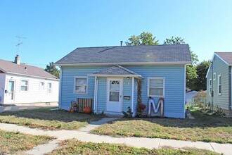 Building Photo - Sunny Home Awaits You