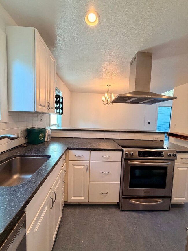 Building Photo - Longfellow Run Townhomes - West Seattle