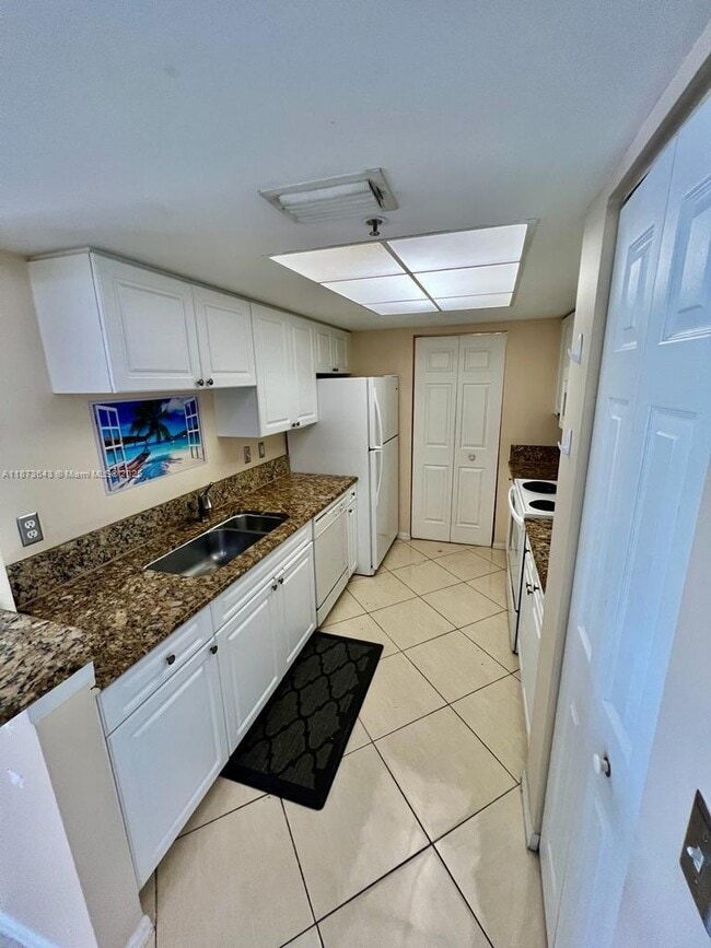 Building Photo - 400 Crestwood Ct N