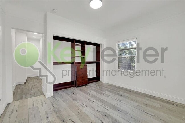 Building Photo - 4404 Lantana Ave