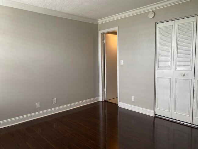 Building Photo - 9 Royal Palm Way