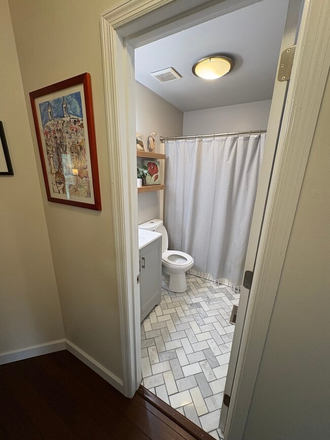 Building Photo - 5064 English Village Dr