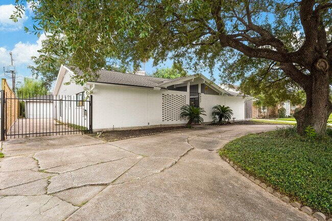 Building Photo - 3327 Freshmeadows Dr