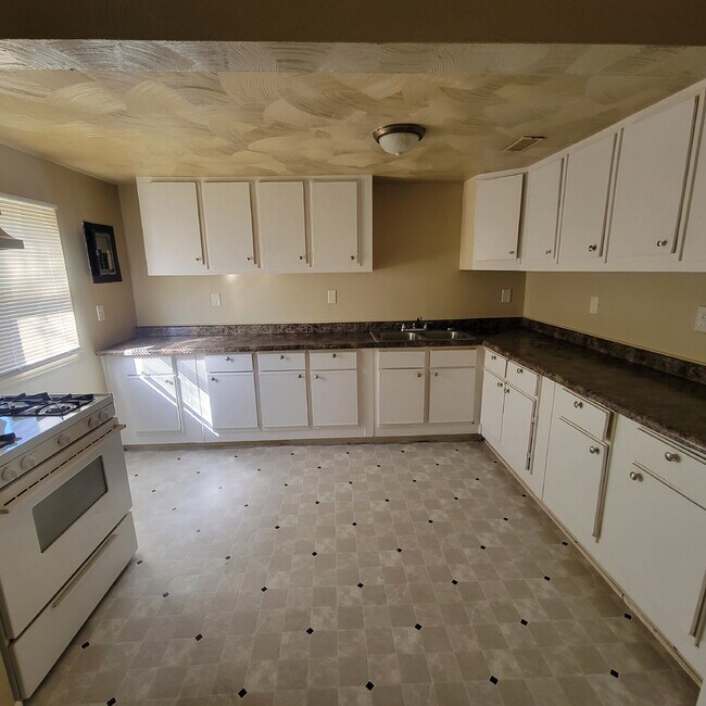 Building Photo - Great West Side Location! Large Lot!