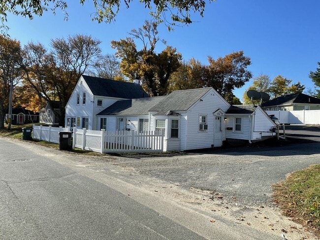 Building Photo - Hyannis 1 bedroom