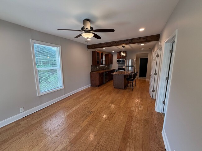 Building Photo - Cute 3 BR 1 BA in Mt Pleasant - Available Immediately!