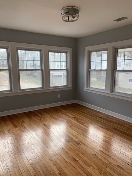 Building Photo - 301 W 51st St
