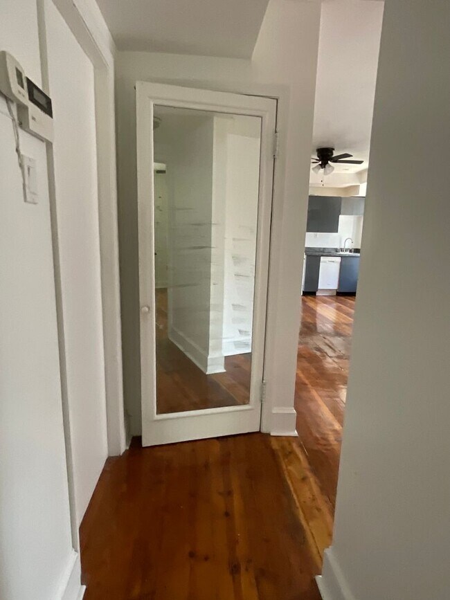 Building Photo - 624 Catharine St