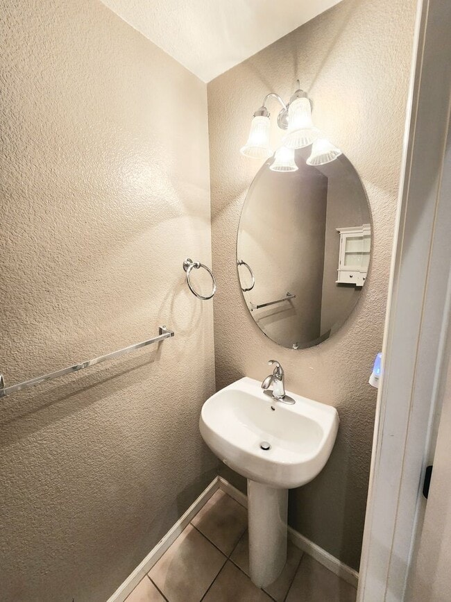Building Photo - Spacious Townhouse in San Mateo