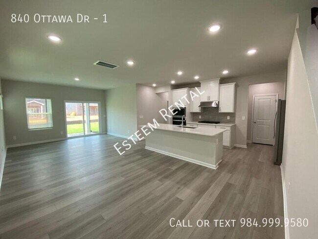 Building Photo - 840 Ottawa Dr