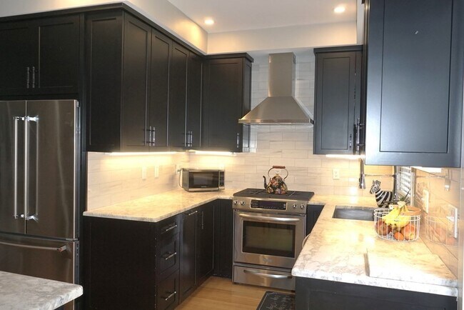 Building Photo - 498 Medford St