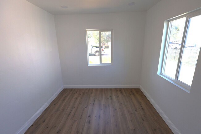 Building Photo - Updated and Stunning 2 Bedroom 1 Bathroom ...