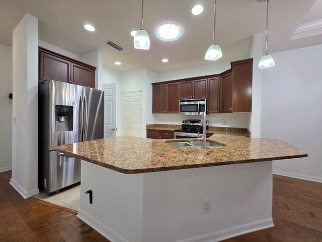 Building Photo - For rent 2 bedroom 2 bathroom 1 car garage condominium