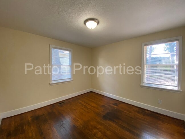 Building Photo - Colonial Heights