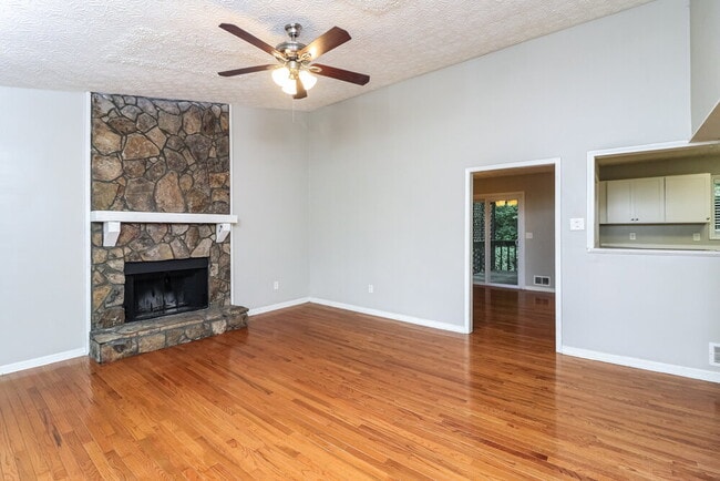 Building Photo - 249 Castleair Dr NE