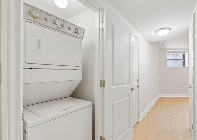 Building Photo - 1346 W Howard St