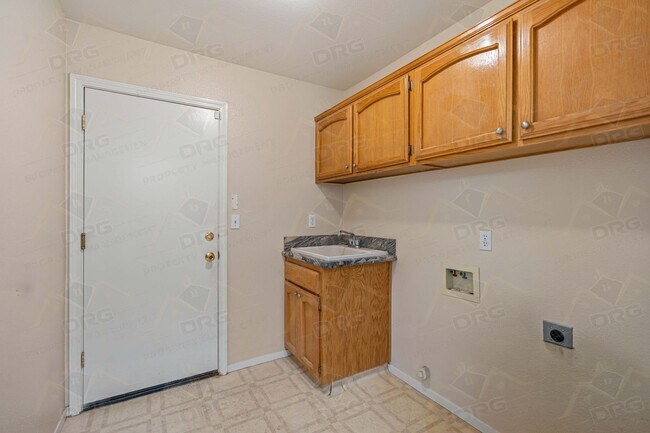 Building Photo - 2713 Mozart Dr