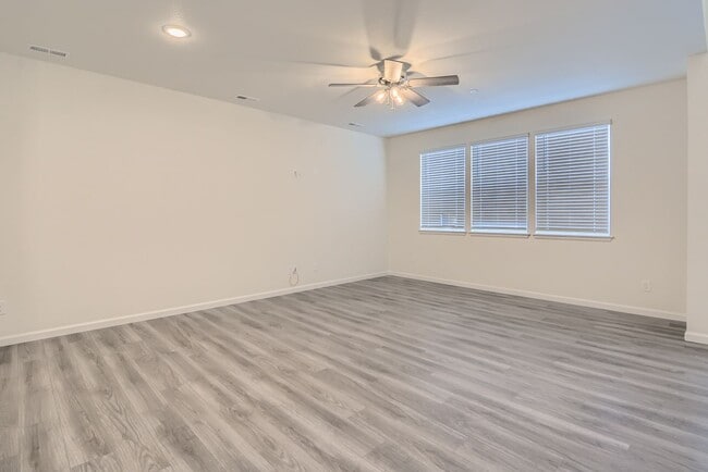 Building Photo - Beautiful 2-story modern townhome available for rent in booming Interquest & Voyager area