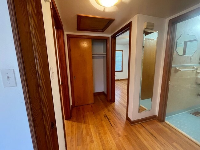 Building Photo - 2/1 on Grant St in Decatur!!