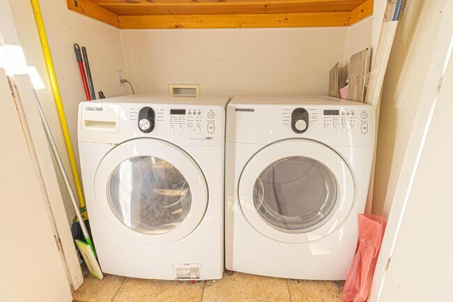 Building Photo - Remodeled 2 Bed, 2 Bath Condo with Ocean V...