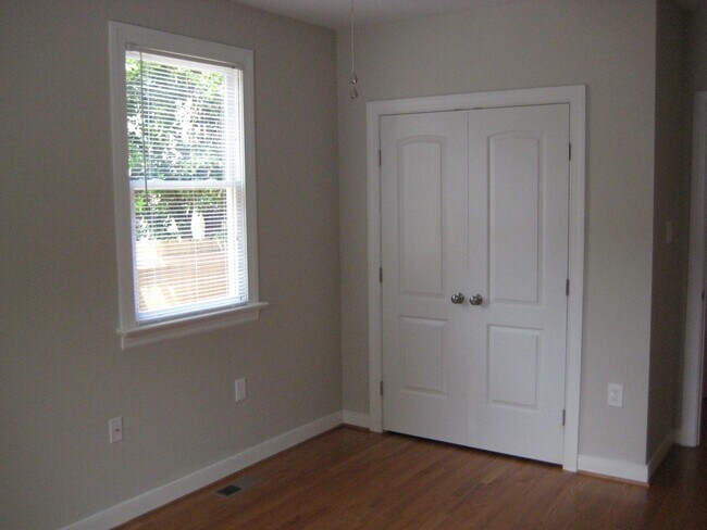 Building Photo - 715 W Clay St