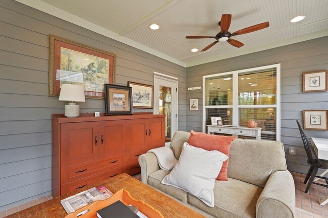 Building Photo - 10 Chicory Ct