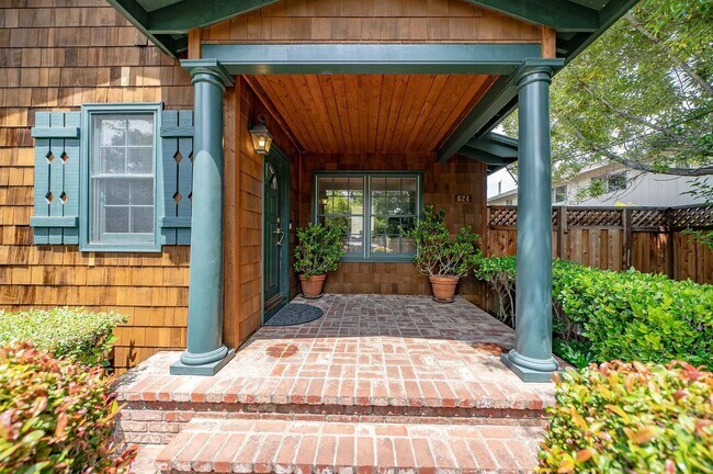 Building Photo - Updated 3BD/2BA + Bonus Room - Menlo Park Home with French Oak Floors