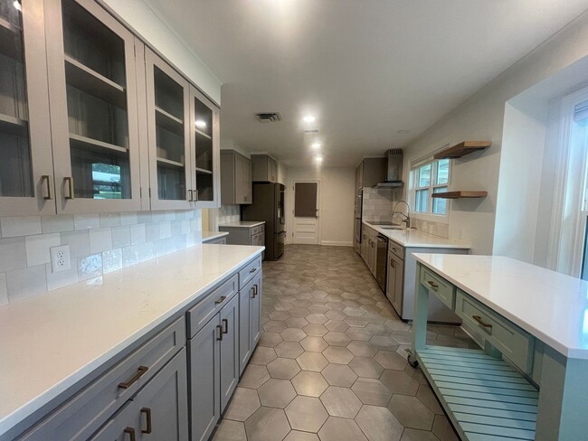 Building Photo - South Highland Beauty! This Is The One To ...