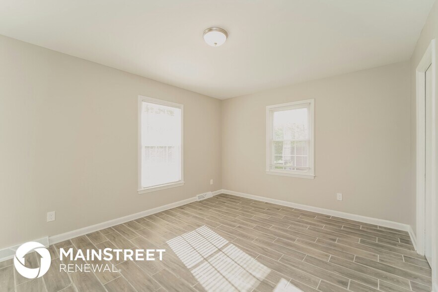 Building Photo - 5815 Mallard Dr S