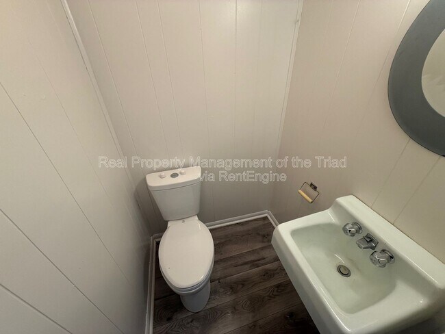 Building Photo - 1514 E 1st St