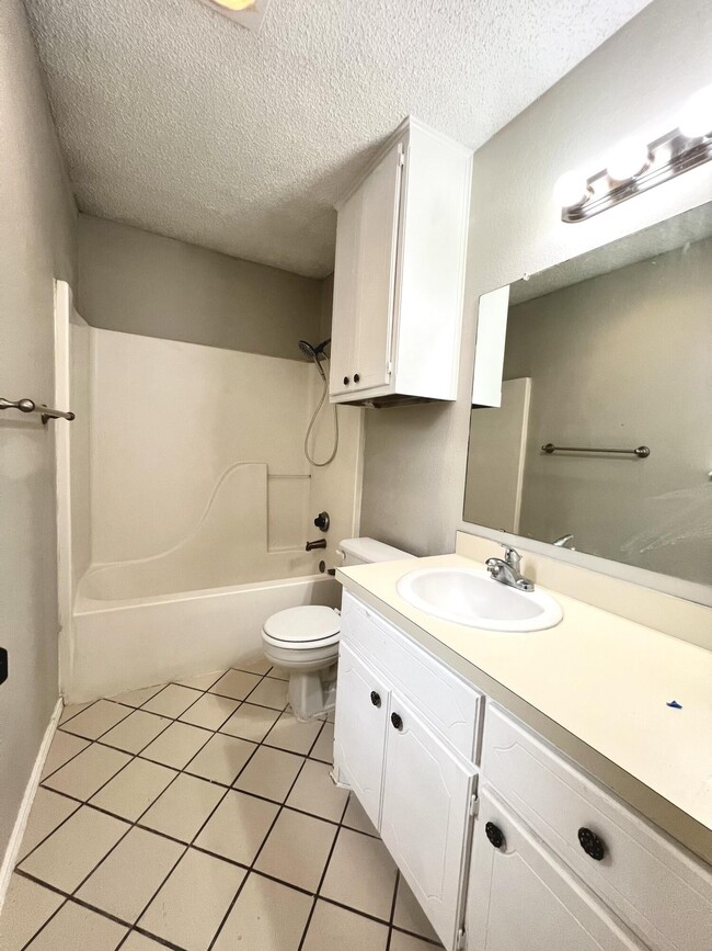 Building Photo - 5908 10th Dr
