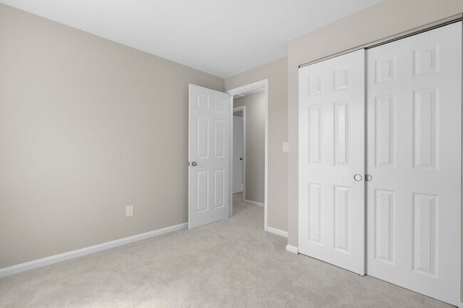 Building Photo - 3 Bed 2.5 Bath - Gaithersburg Townhome - Completely Renovated