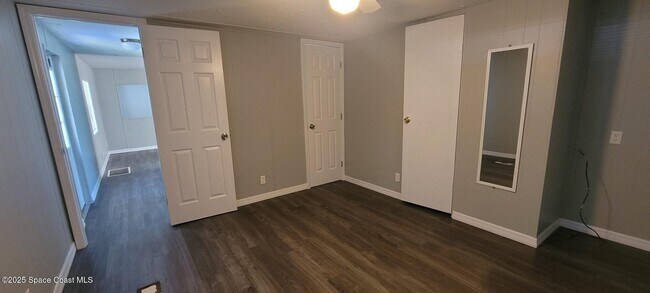 Building Photo - 1345 Barefoot Cir