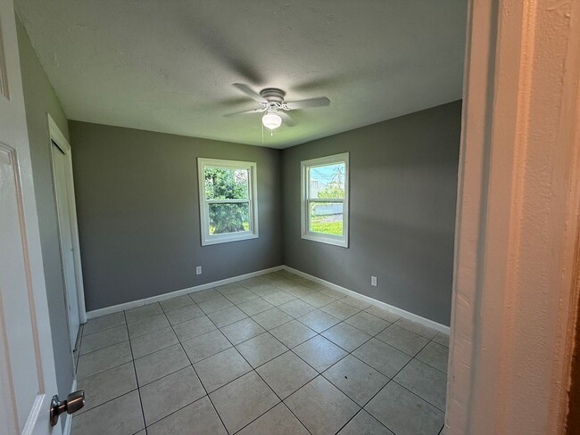 Building Photo - 3 Bedroom 2 Bath Single Family Home