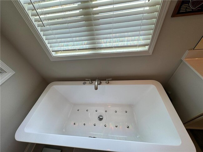 Building Photo - 512 Edgewater Dr