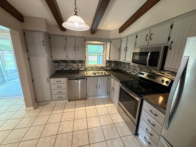 Building Photo - Stunning 3 beds 1.5 baths in Mineral Ridge