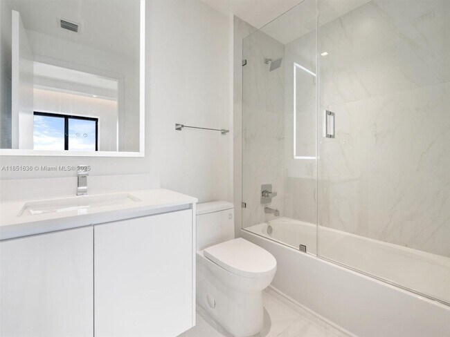 Building Photo - 700 NE 24th St