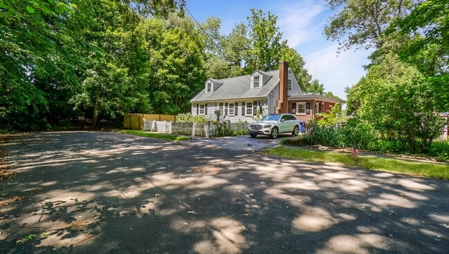 Building Photo - 54 E Boscobel St