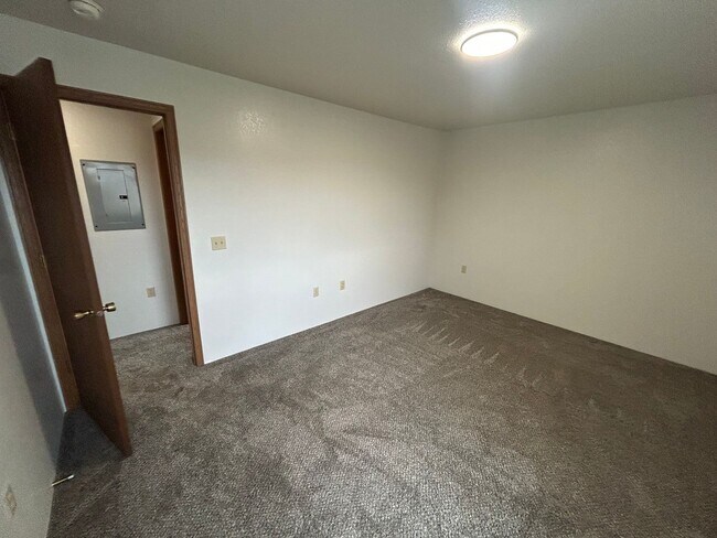 Building Photo - 2 bedroom 1 bath, 2nd floor apartment - Balcony & Central Heat & A/C